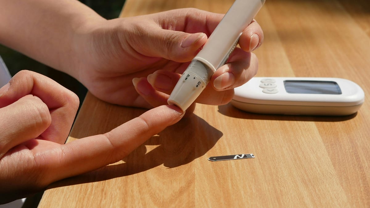 Medición de glucosa capilar con glucómetro — nutrición para diabetes tipo 2 en San Luis Potosí