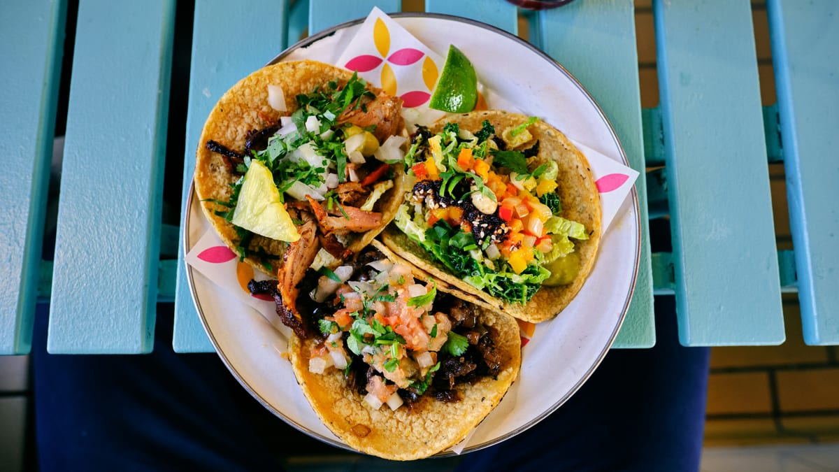 Plato de tacos de maíz con cilantro, cebolla y limón — el mito de los carbohidratos en la nutrición mexicana