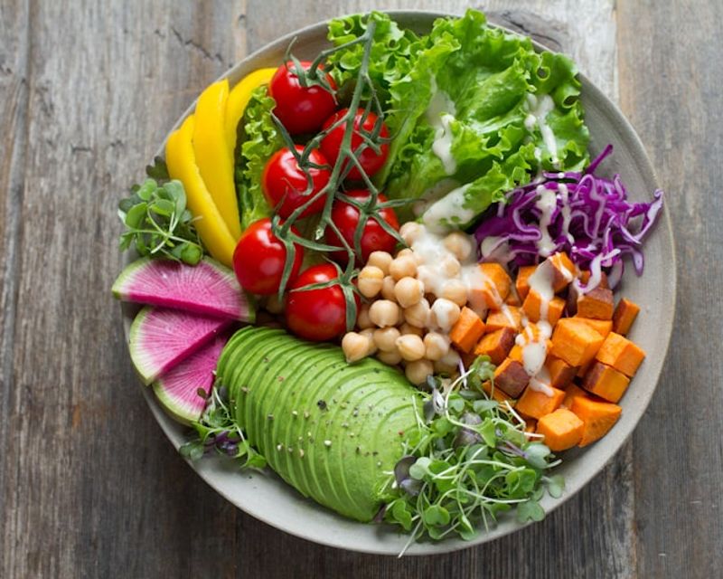 Bowl de comida saludable con vegetales frescos y granos — nutrición balanceada