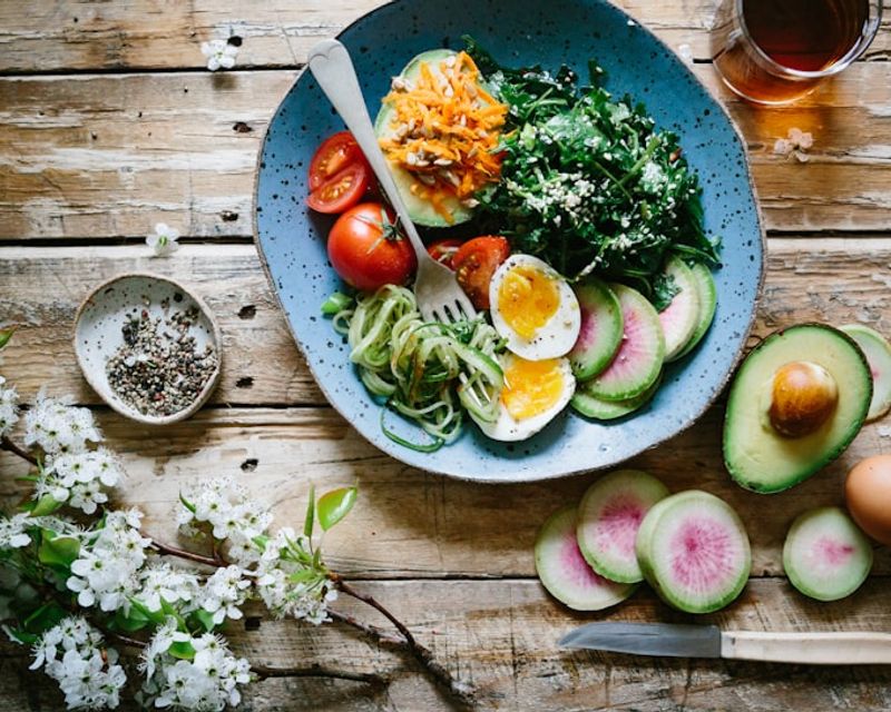 Plato de comida saludable balanceada, ideal para consulta de nutrición